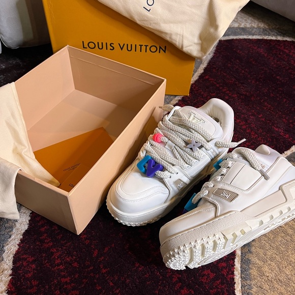 Louis Vuitton Maison - Picture 1 of 3